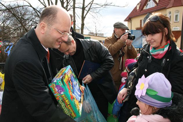 Dzieciaki powitały wiosnę na moście 