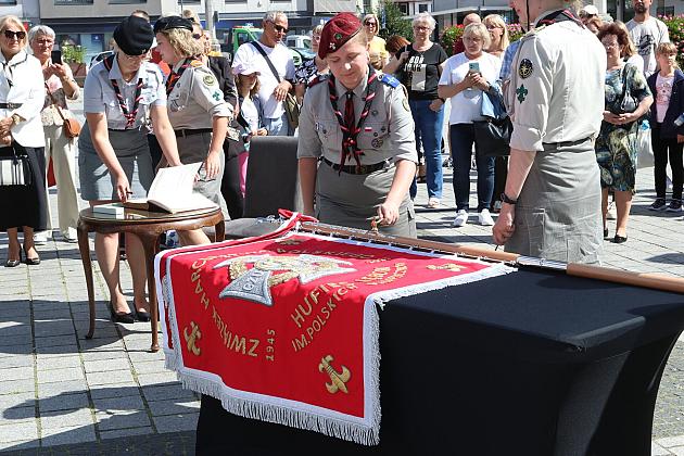 Z okazji jubileuszu lęborscy harcerze z nowym sztandarem