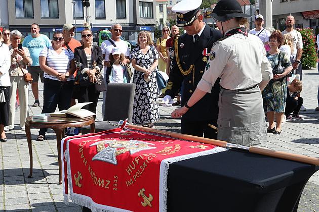 Z okazji jubileuszu lęborscy harcerze z nowym sztandarem