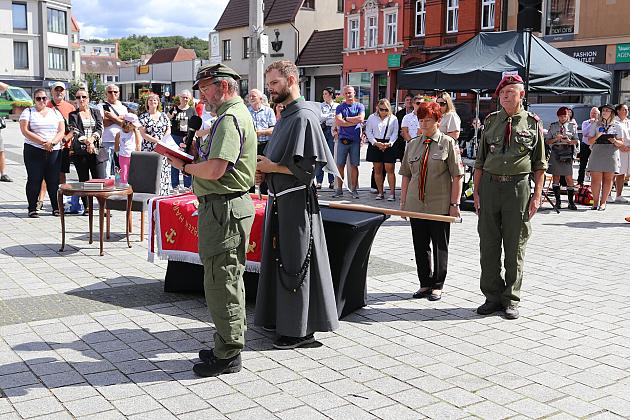 Z okazji jubileuszu lęborscy harcerze z nowym sztandarem