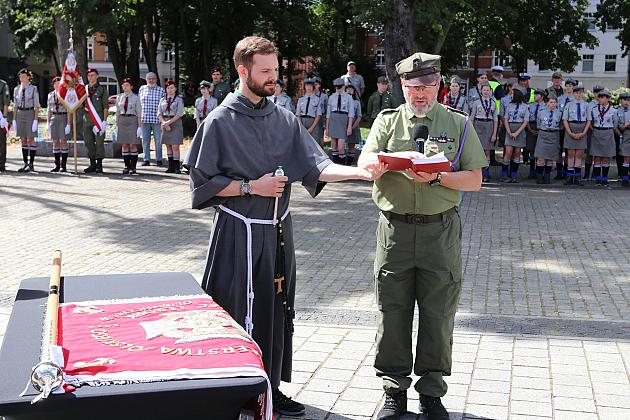 Z okazji jubileuszu lęborscy harcerze z nowym sztandarem
