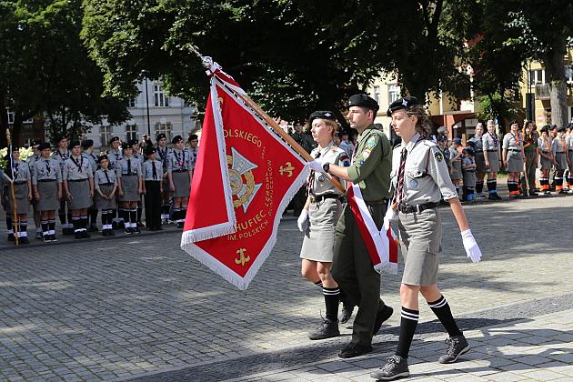 Z okazji jubileuszu lęborscy harcerze z nowym sztandarem