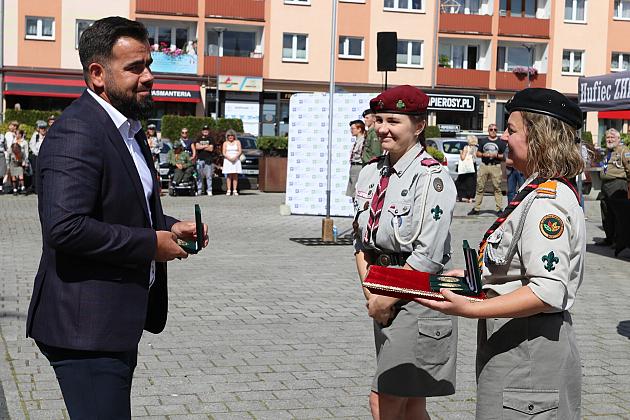 Z okazji jubileuszu lęborscy harcerze z nowym sztandarem