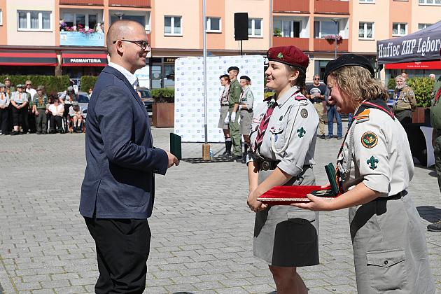 Z okazji jubileuszu lęborscy harcerze z nowym sztandarem