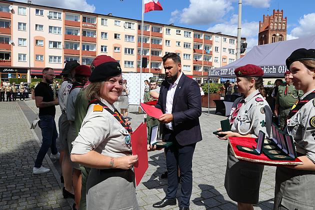 Z okazji jubileuszu lęborscy harcerze z nowym sztandarem
