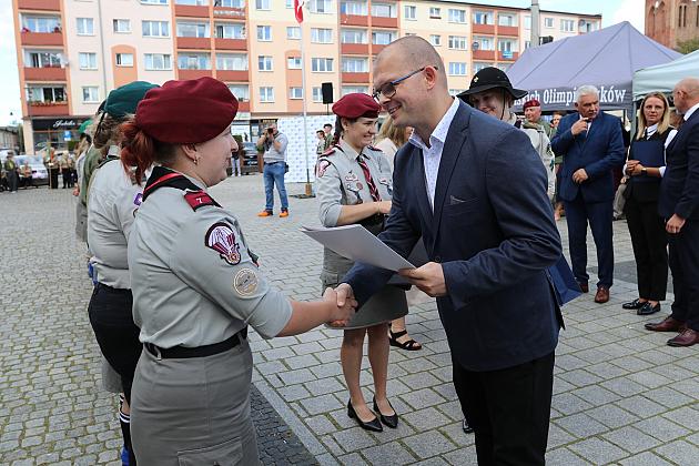 Z okazji jubileuszu lęborscy harcerze z nowym sztandarem