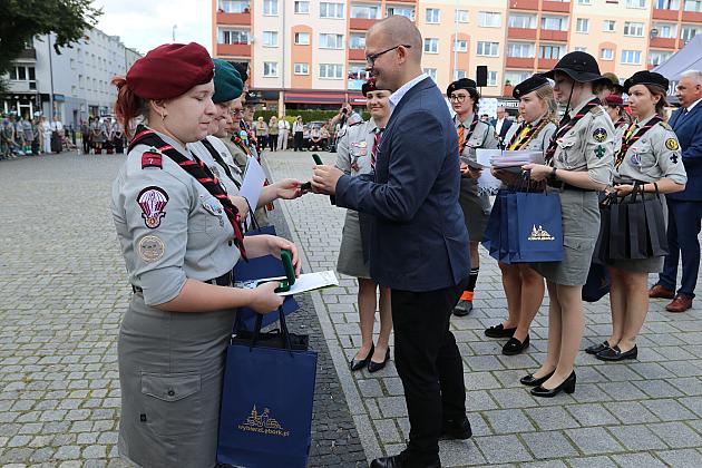 Z okazji jubileuszu lęborscy harcerze z nowym sztandarem