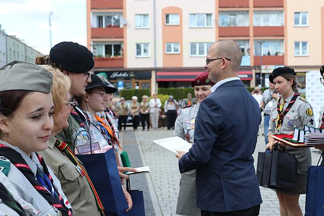 Z okazji jubileuszu lęborscy harcerze z nowym sztandarem