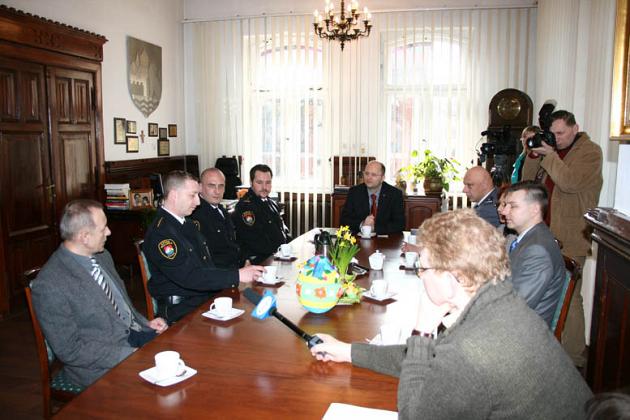 Strażnicy miejscy uhonorowani za udany pościg za złodziejem 