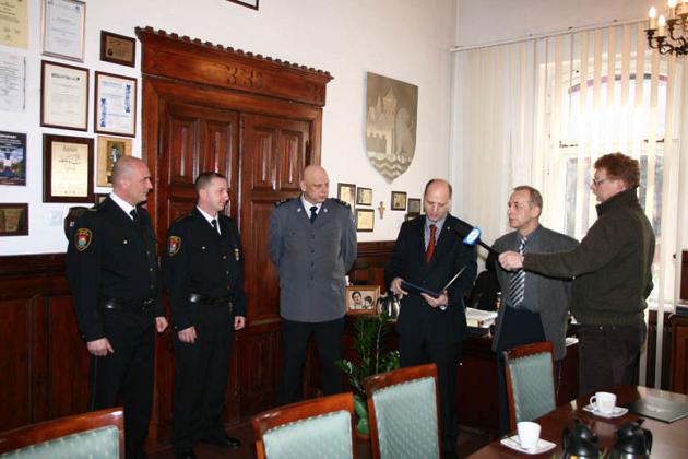 Strażnicy miejscy uhonorowani za udany pościg za złodziejem 