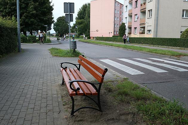 Nowe ławki w Lęborku – wygodniej na spacerze i w drodze po zakupy
