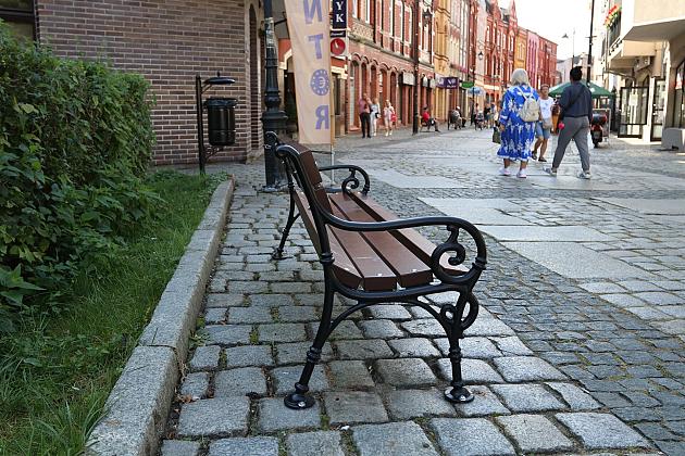Nowe ławki w Lęborku – wygodniej na spacerze i w drodze po zakupy