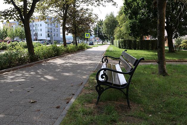 Nowe ławki w Lęborku – wygodniej na spacerze i w drodze po zakupy