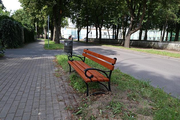 Nowe ławki w Lęborku – wygodniej na spacerze i w drodze po zakupy