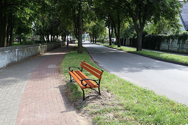 Nowe ławki w Lęborku – wygodniej na spacerze i w drodze po zakupy