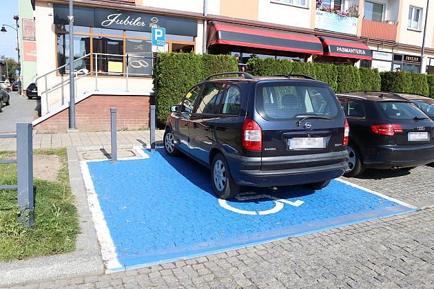 Odnowiono oznakowanie miejsc parkingowych dla osób z niepełnosprawnością – apel do kierowców