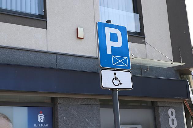 Odnowiono oznakowanie miejsc parkingowych dla osób z niepełnosprawnością – apel do kierowców