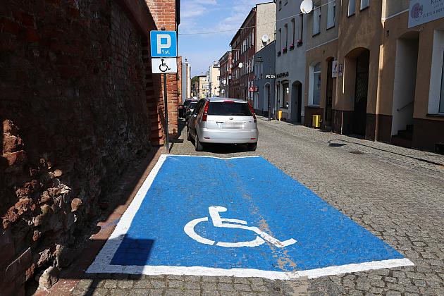 Odnowiono oznakowanie miejsc parkingowych dla osób z niepełnosprawnością – apel do kierowców
