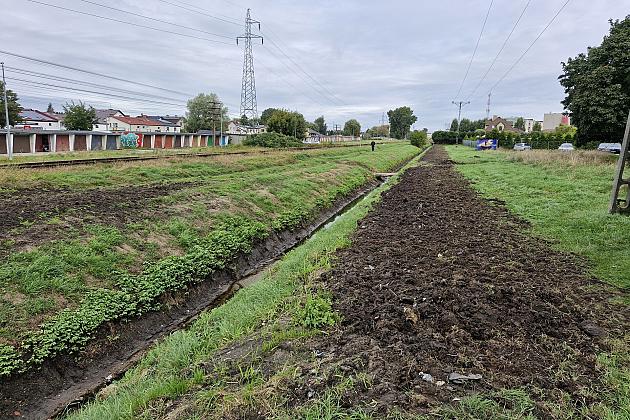 Skuteczna ochrona przed nadmiarem wody - trwa konserwacja rowów melioracyjnych