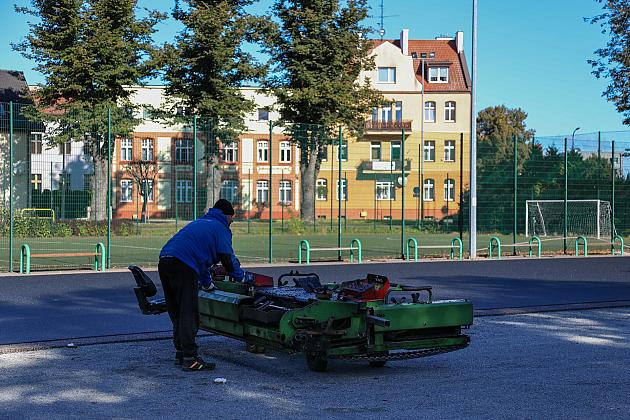 Nowoczesna nawierzchnia i skocznia w dal – zmiany na „Orliku”