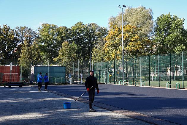 Nowoczesna nawierzchnia i skocznia w dal – zmiany na „Orliku”