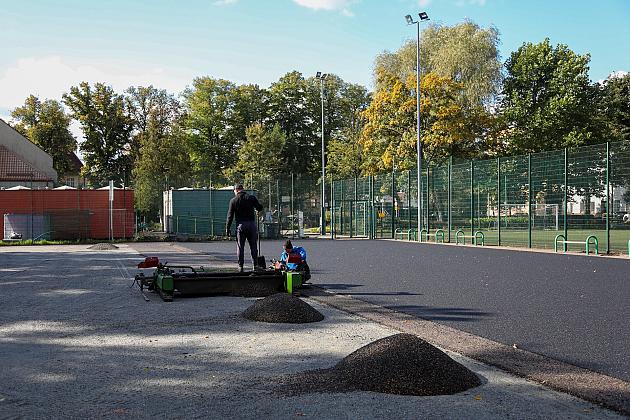 Nowoczesna nawierzchnia i skocznia w dal – zmiany na „Orliku”