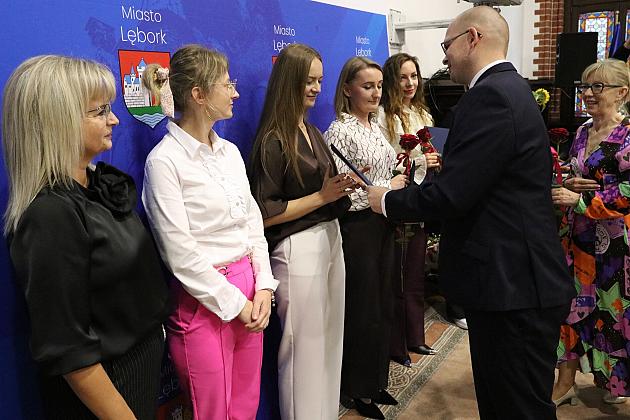 Nagrody dla nauczycieli i dyrektorów z okazji Dnia Edukacji Narodowej