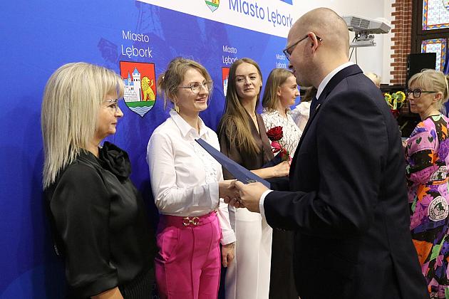 Nagrody dla nauczycieli i dyrektorów z okazji Dnia Edukacji Narodowej