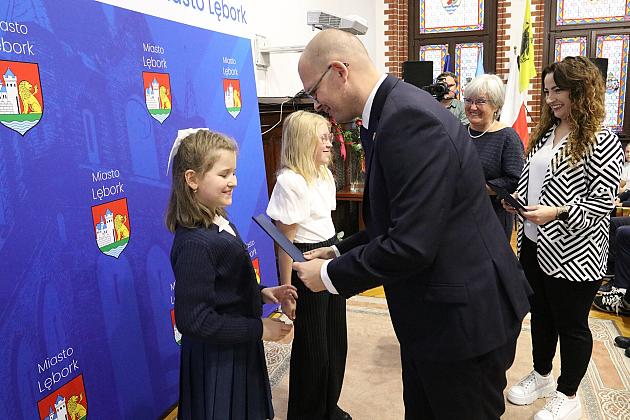 Nagrody i wyróżnienia dla uczniów i absolwentów szkół podstawowych z okazji Dnia Edukacji Narodowej