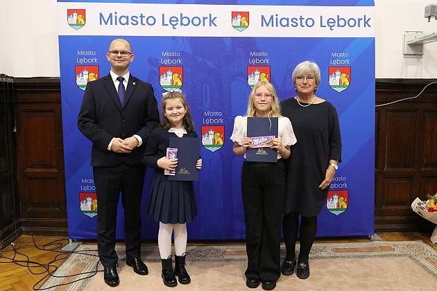Nagrody i wyróżnienia dla uczniów i absolwentów szkół podstawowych z okazji Dnia Edukacji Narodowej