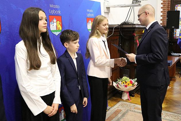 Nagrody i wyróżnienia dla uczniów i absolwentów szkół podstawowych z okazji Dnia Edukacji Narodowej