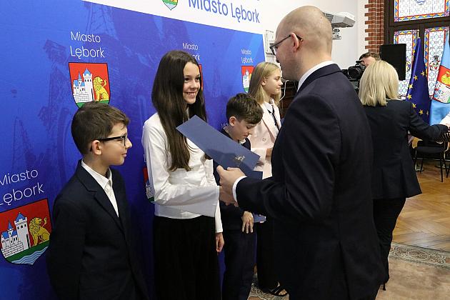 Nagrody i wyróżnienia dla uczniów i absolwentów szkół podstawowych z okazji Dnia Edukacji Narodowej