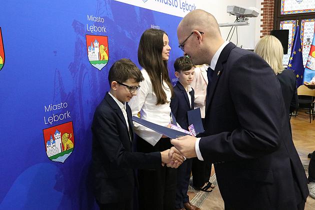 Nagrody i wyróżnienia dla uczniów i absolwentów szkół podstawowych z okazji Dnia Edukacji Narodowej