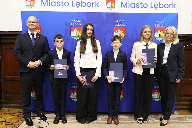 Nagrody i wyróżnienia dla uczniów i absolwentów szkół podstawowych z okazji Dnia Edukacji Narodowej