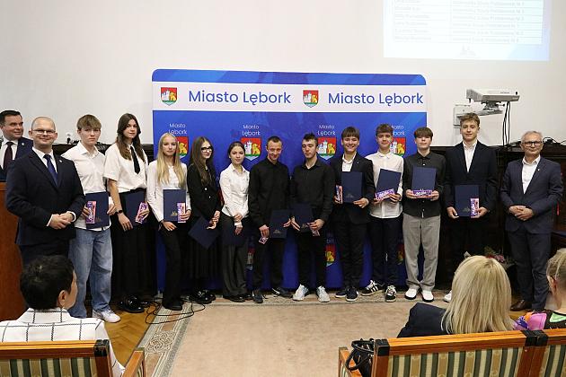 Nagrody i wyróżnienia dla uczniów i absolwentów szkół podstawowych z okazji Dnia Edukacji Narodowej