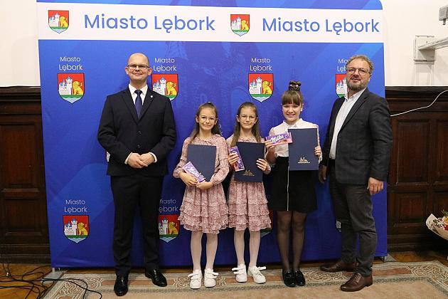 Nagrody i wyróżnienia dla uczniów i absolwentów szkół podstawowych z okazji Dnia Edukacji Narodowej