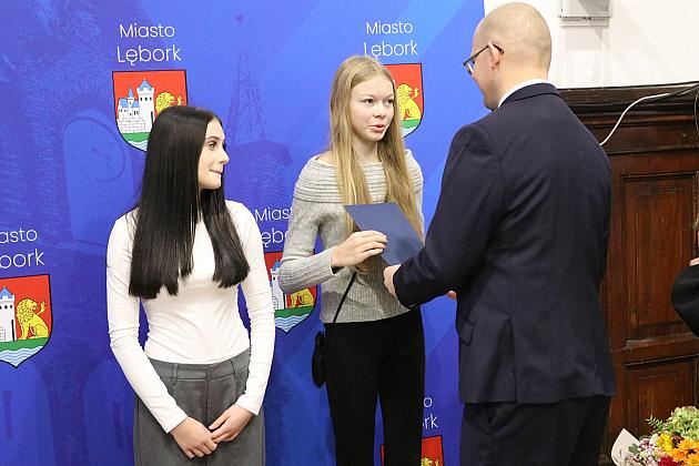 Nagrody i wyróżnienia dla uczniów i absolwentów szkół podstawowych z okazji Dnia Edukacji Narodowej