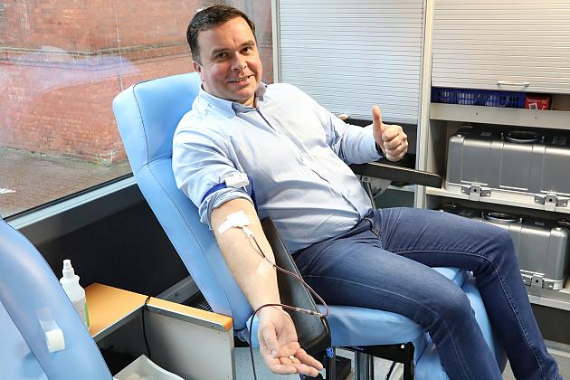 Lębork dzieli się życiem - szlachetna akcja krwiodawstwa przy ratuszu