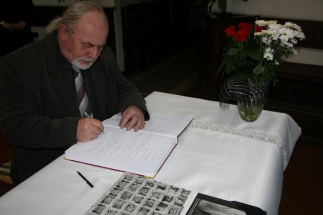 Księga Kondolencyjna wyłożona