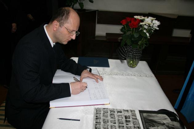 Księga Kondolencyjna wyłożona