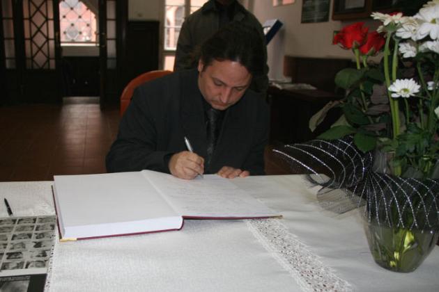 Księga Kondolencyjna wyłożona