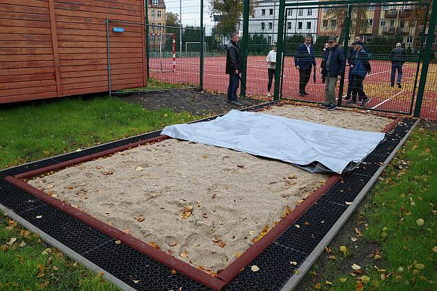 Nowa nawierzchnia i skocznia w dal na „Orliku” na placu Piastowskim