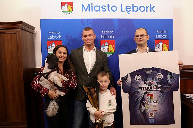 Sportowa duma Lęborka w ratuszu – spotkanie burmistrza z Mateuszem Pawlikiem