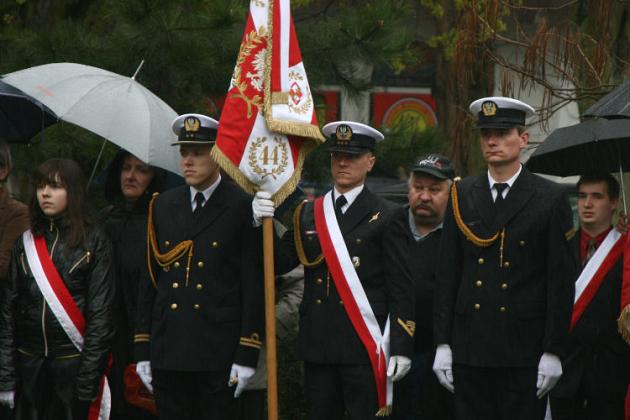 Święto Konstytucji 3 Maja wśród narodowych flag i parasoli
