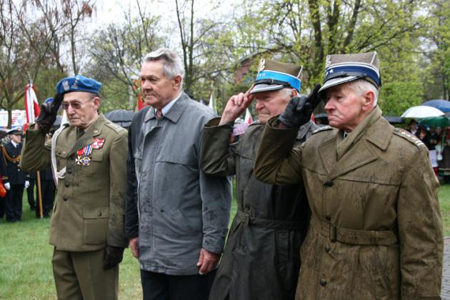 Święto Konstytucji 3 Maja wśród narodowych flag i parasoli
