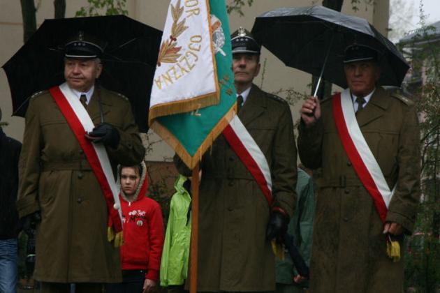 Święto Konstytucji 3 Maja wśród narodowych flag i parasoli