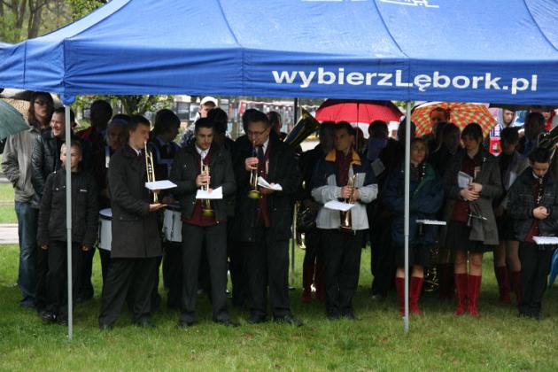 Święto Konstytucji 3 Maja wśród narodowych flag i parasoli