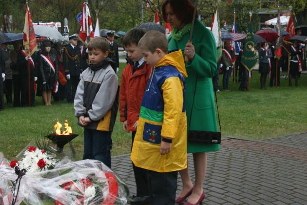 Święto Konstytucji 3 Maja wśród narodowych flag i parasoli