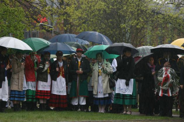 Święto Konstytucji 3 Maja wśród narodowych flag i parasoli