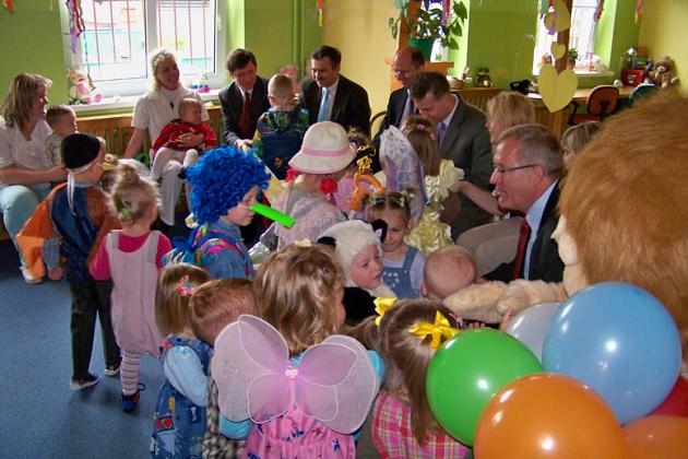 Burmistrz Lęborka odwiedził dzieci z lwem - maskotką